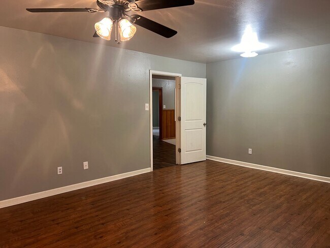 Photo - 3 bed 2 bath Move In Ready!