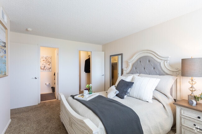2BR, 1.5BA 960 SF