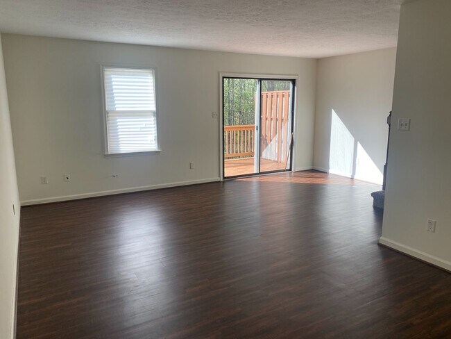 Building Photo - 3 Bed 2.5 Bath townhouse 5 minutes from Old Forest Rd.