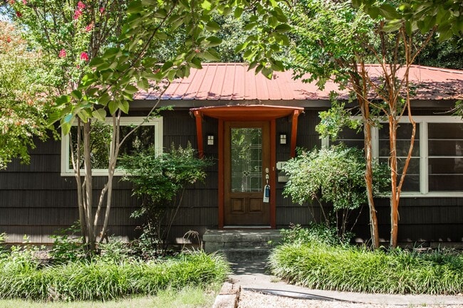 Building Photo - Incredible Location With A Huge Backyard Rental