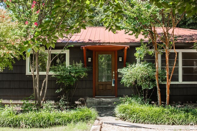 Building Photo - Incredible Location With A Huge Backyard Rental