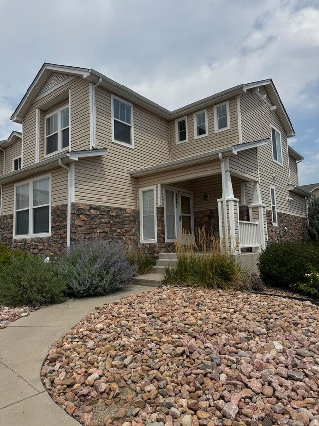 Building Photo - Spacious Two-Story Townhouse