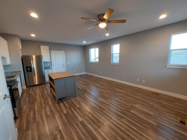 381 S 4th Ct