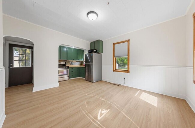 Photo - 210 W Holly St
