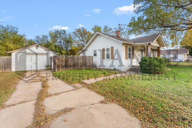 Photo - 612 N Custer St