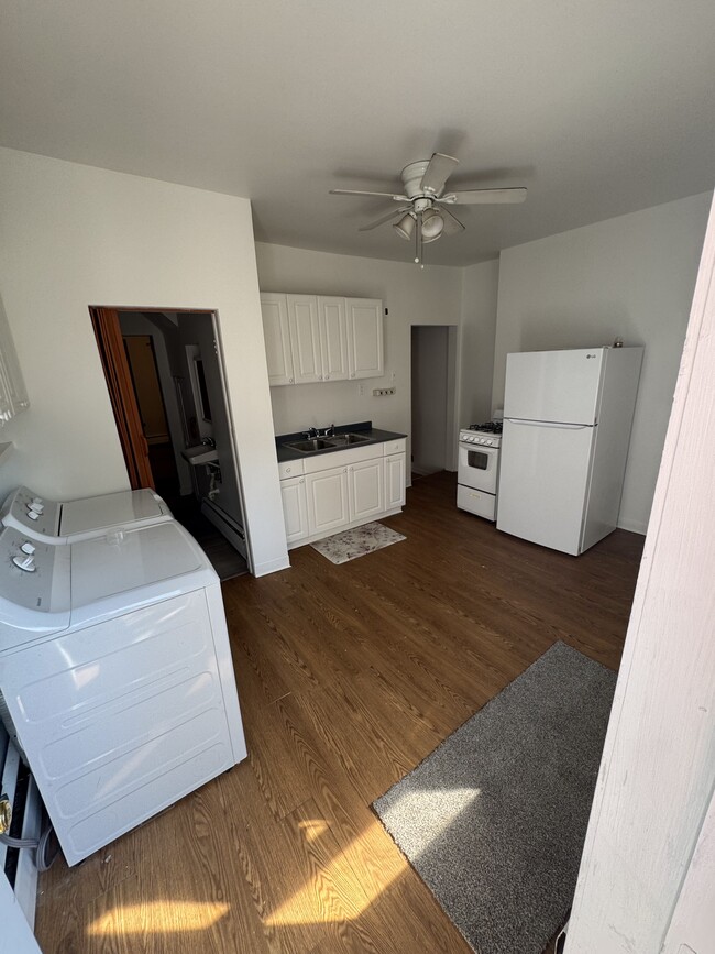 Cocina desde la entrada trasera - 4052 Penn Ave Unidad Apartment 2