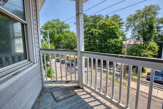 Photo - OVERSIZED 3 bedroom 1 bathroom Apartment Unidad 562C (3rd FL Right)