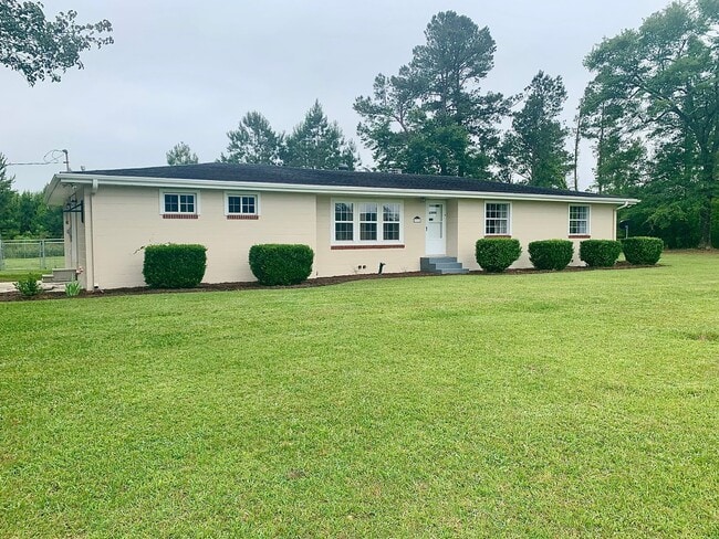 Building Photo - AVAILABLE NOW! 3 Bedrooms/1 1/2 Bath with ... Rental