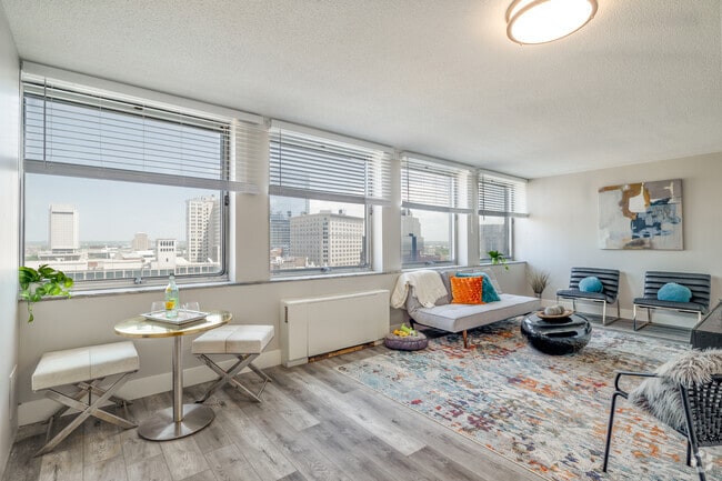 1BR, 1BA - 600-950SF - Dining Room/Living Room - LIV Cleveland