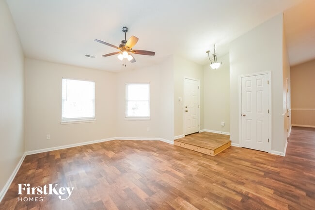 Photo - 825 Country Ln