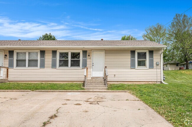 Building Photo - Beautiful 2-bedroom Duplex in the heart of... Rental