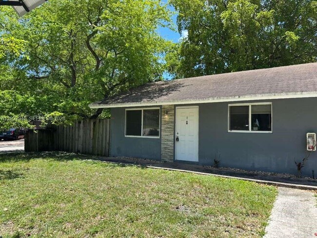 Building Photo - 647 NW 3rd Ave Unit 1