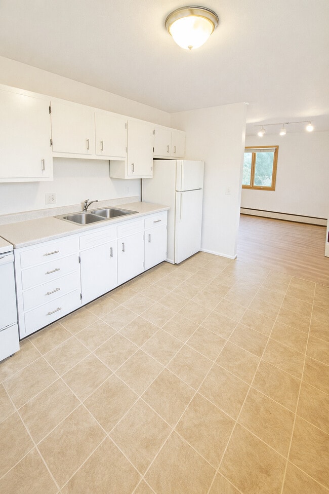 Photo - Lake Point Drive Apartments