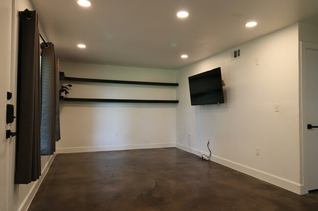 Photo - 2200 Dickson Dr Unit 124