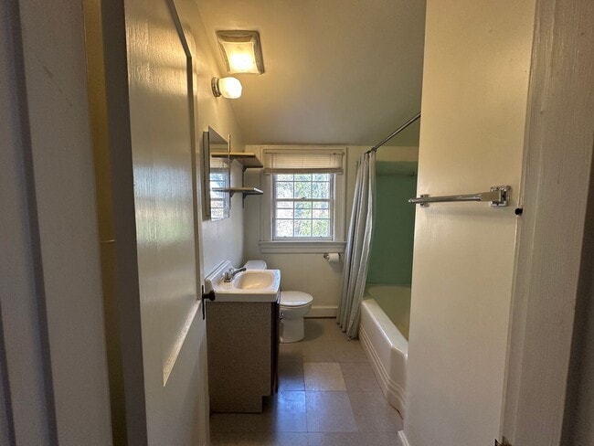 Photo - 314 Langhorne Ln Unit B