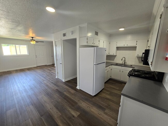 Newly Remodeled 2 Bed/1.5 Bath Apartment i... - Newly Remodeled 2 Bed/1.5 Bath Apartment i... Unit Apt 7