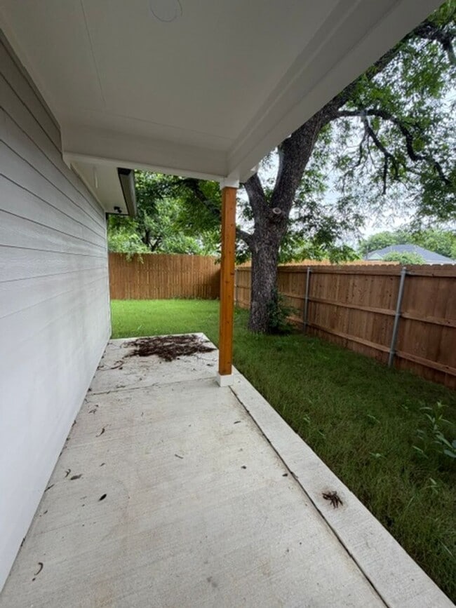 Photo - 303 Live Oak St