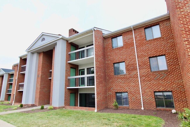 Building Photo - Two bedroom condo for rent! - 1030-8 Blue Ridge Drive