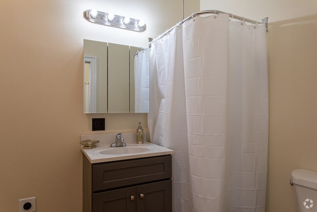 62 Roxbury St Bathroom