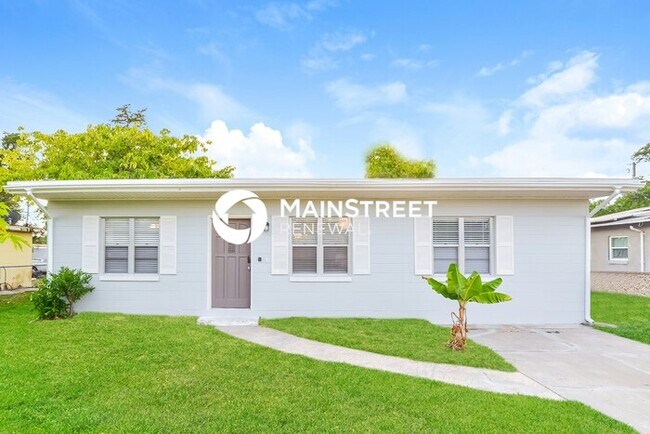 Building Photo - 4 Bedroom Pet-Friendly Home in ORLANDO, FL with Main Street Renewal