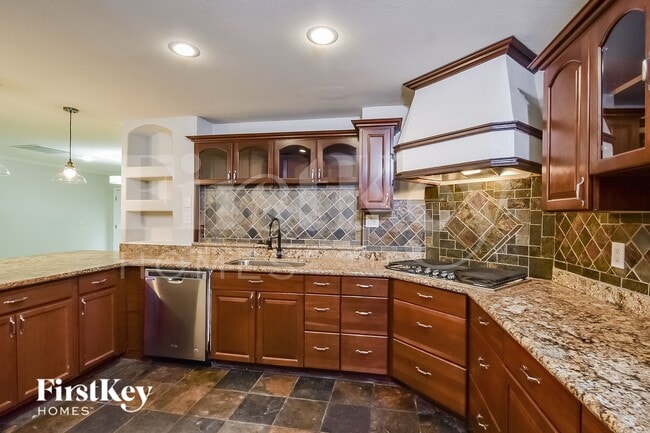 Photo - 321 Redstone St