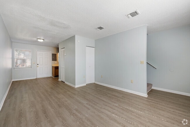 2BR, 1BA - 825SF - Classic - Living Room/Dining Room