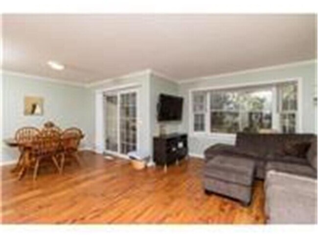 253 Maureen Ln NE