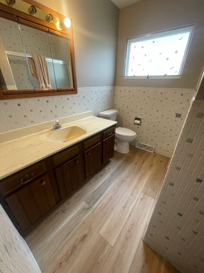 Photo - 3 bedroom, 1 bath home for rent in great location!