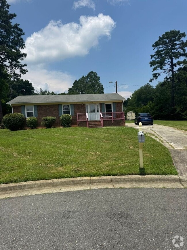 Building Photo - Beautiful 3 bedroom 1.5 baths Brick Ranch Rental