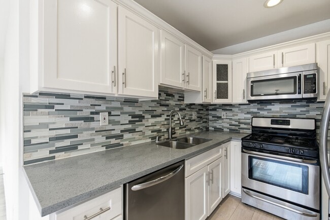 Photo - 5646 Lexington Ave Unit 5646