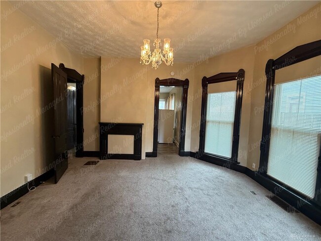 Photo - 227 James St