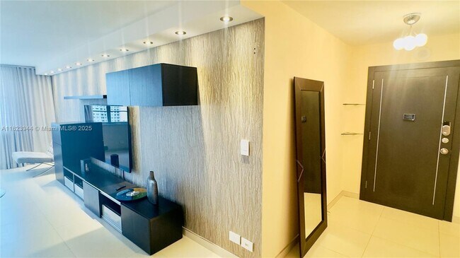 Photo - 251 174th St Unidad 1505