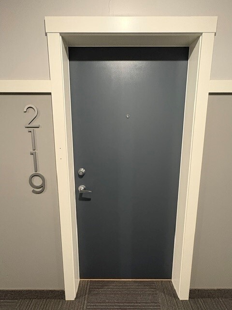 1 bed + den, 2 bath unit located in the SW area of Belmont