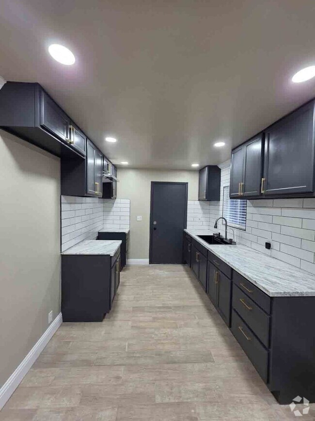 Building Photo - Fully Renovated 2 Bed 1 Bath Rental