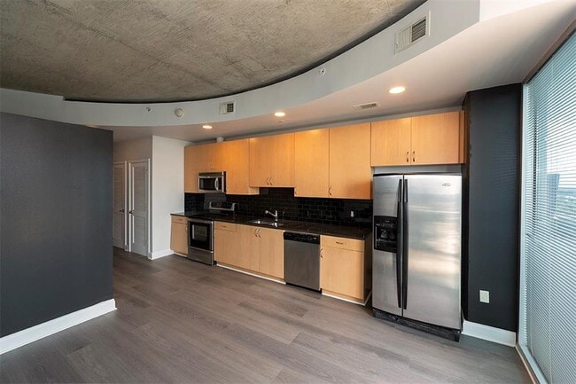 Photo - 400 W Peachtree St NW