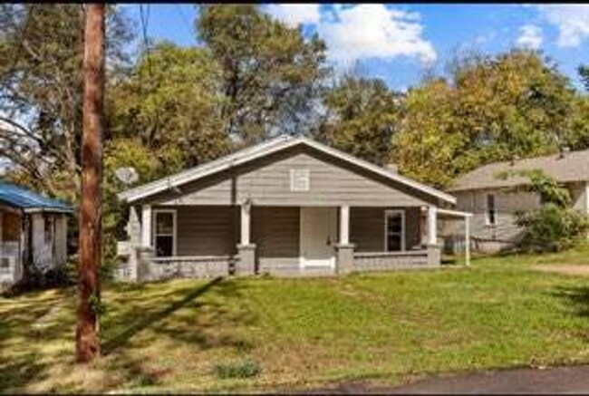 Newly Renovated 3 Bedroom 2 Bath Home w/ C... - Newly Renovated 3 Bedroom 2 Bath Home w/ C...