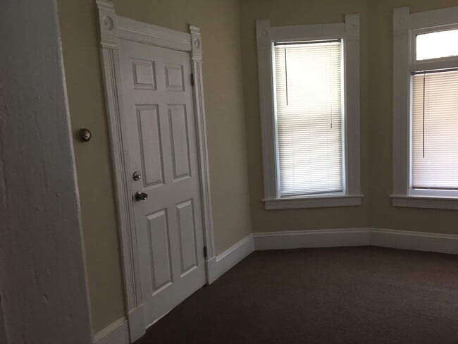 Building Photo - 658 Union St