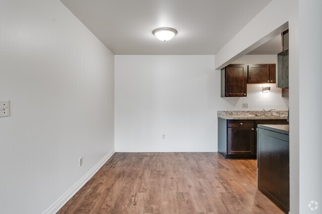 2BR, 1BA - 875 SF