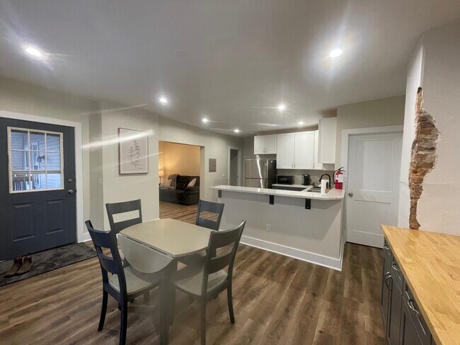 Vista de la cocina - 151 E Allen St Unidad D