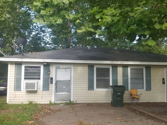 Building Photo - 2 bedroom apartment off Trenton st!