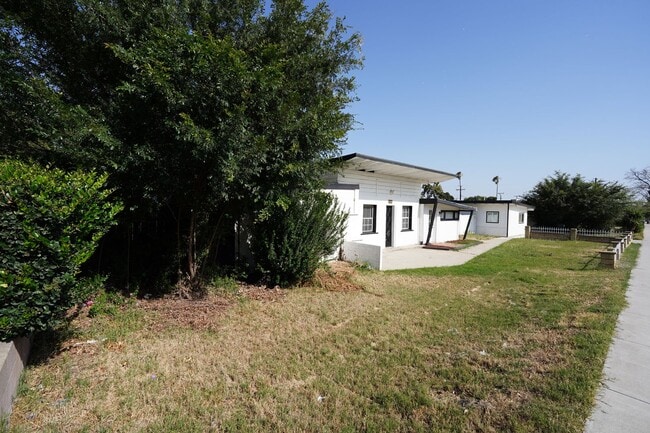 Photo - 1443 N Riverside Ave Unidad 1