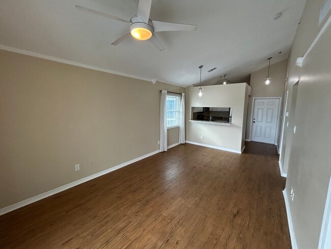 Sala de estar de planta abierta - 6810 Stones Throw Cir N Unidad 13409