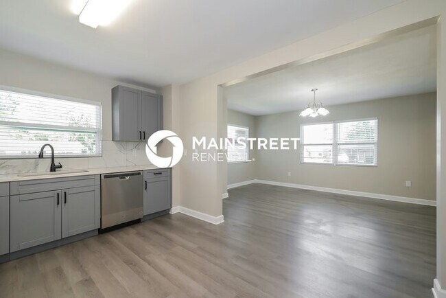 Photo - 3 Bedroom Pet-Friendly Home in WINTER HAVEN, FL with Main Street Renewal