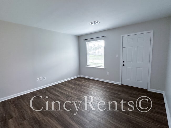 Photo - 988 Stratford Pl