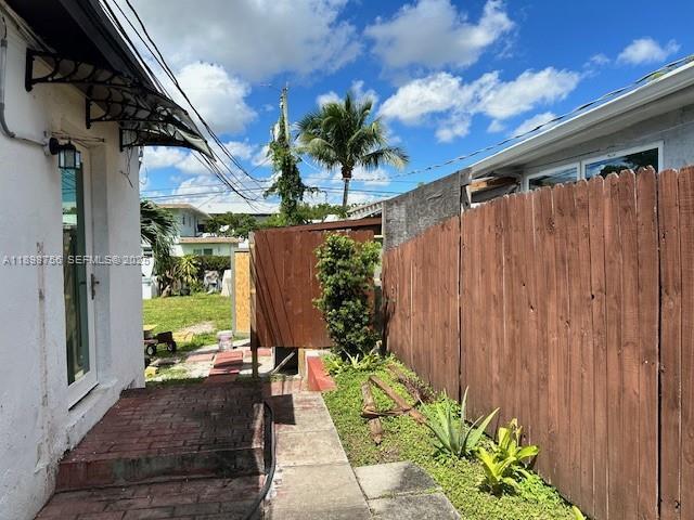 Building Photo - 2215 SW 47th St Unit 2