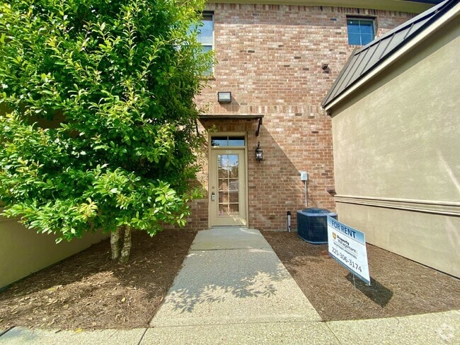 Building Photo - Cozy, Ground-Level 1BR/1BA Townhouse in Ch... Unit 3D