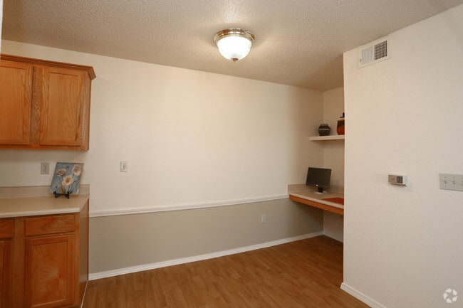 2BR, 2BA - 912SF - Dining Area