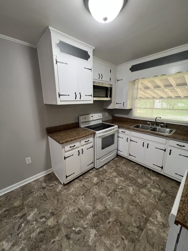Photo - 206 Greenview Dr