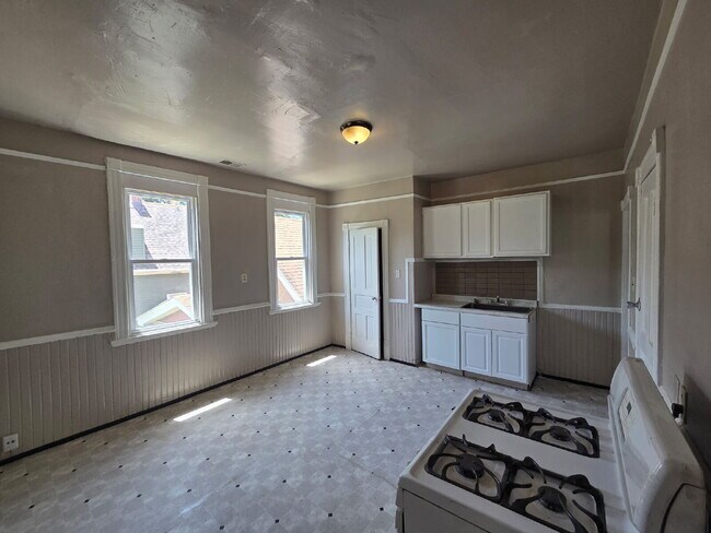 2 Bedroom, 1 Bath Upper Unit