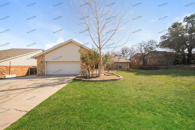 Building Photo - 2208 Brookhaven Ct